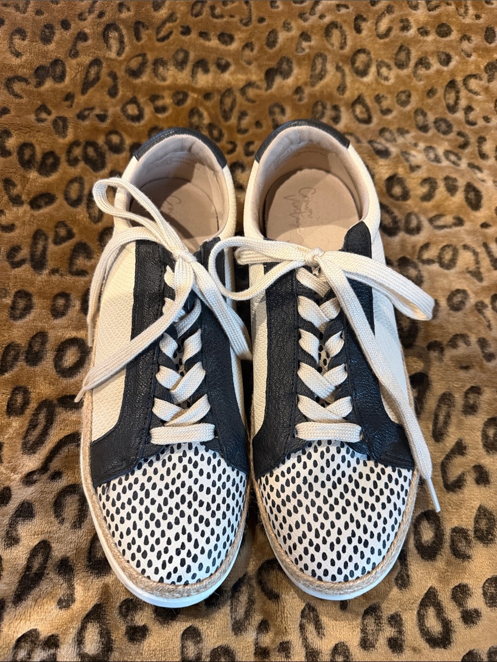 Crown vintage Black & beige  Lace-Up Sneakers